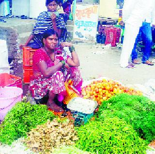 Due to the doldrums on weekdays | आठवडी बाजारावर दुष्काळाचे सावट Due to the doldrums on weekdays | आठवडी बाजारावर दुष्काळाचे सावट