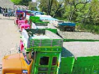 The villagers chased the sandwiches | ग्रामस्थांनी वाळूतस्करांना चोपले