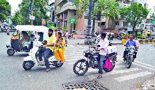 Interesting to break the signal | सिग्नल तोडण्यातच स्वारस्य़़़