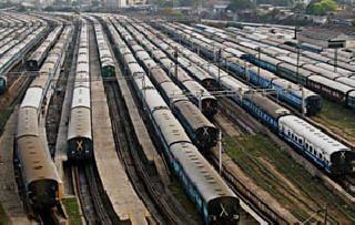 Maharashtra demands siding! | महाराष्ट्राच्या मागण्या सायडिंगला!