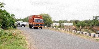 Five accidents in seven days on the dry road | सुकेणे रस्त्यावर सात दिवसांत पाच अपघात