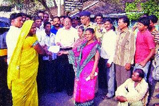 Malegaon yellow ration card demand | मालेगावी पिवळ्या शिधापत्रिकेची मागणी Malegaon yellow ration card demand | मालेगावी पिवळ्या शिधापत्रिकेची मागणी