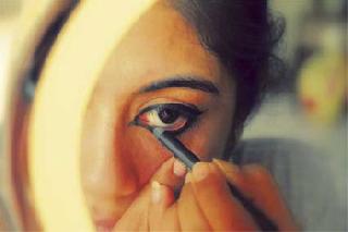 Red-blue | लाल-निळं काजळ