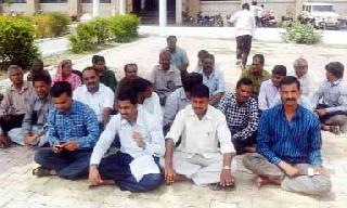 Movement of revenue workers' movement | महसूल कर्मचाऱ्यांचे धरणे आंदोलन