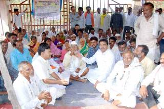 Following the assurances of farmers' fasting | आश्वासनानंतर शेतकऱ्यांचे उपोषण मागे