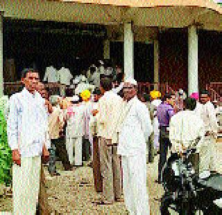 Staff appear in time; The broker disappeared | कर्मचारी वेळेवर हजर; दलाल झाले गायब