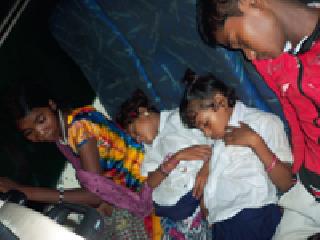 Students from Melghat in the air of MP in the air | खासदाराच्या शाळेलाही हवेत मेळघाटातील विद्यार्थी