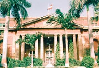 In front of 'Model College' | ‘मॉडेल कॉलेज’ समोरील जागासंकट कायम