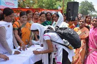 Signature campaign against inflation | महागाईविरोधात स्वाक्षरी अभियान