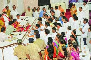 Payments of checks pushed | धनादेशांची पळवापळवी दडपली Payments of checks pushed | धनादेशांची पळवापळवी दडपली