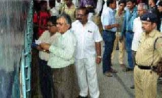 Railway management took the bushes | रेल्वे व्यवस्थापकांनी घेतली झाडाझडती