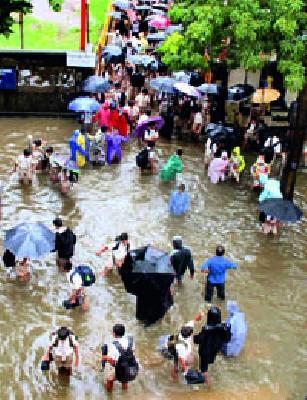 Places to tinkle water! | पाणी तुंबण्याची ठिकाणं वाढली!