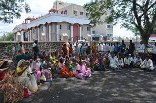 Agitating shutdown movement of agricultural university employees now | कृषी विद्यापीठ कर्मचार्‍यांचे आता प्रवेश बंद आंदोलन