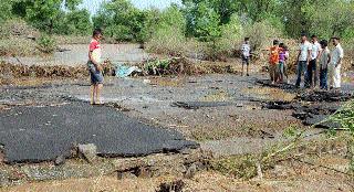 Rain came and ran, went to the pool | पाऊस आला धावून, पूल गेला वाहून