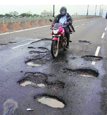 Khadade pits on new bridges | नवीन पुलांवर खड्डेच खड्डे Khadade pits on new bridges | नवीन पुलांवर खड्डेच खड्डे