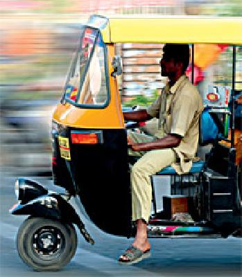 63 autorickshaw seized | ६३ आॅटोरिक्षा जप्त