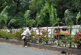 Hands on NGOs | स्वयंसेवी संस्थांचा आखडता हात