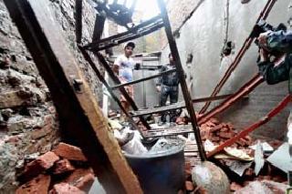 The wall of the hill collapses | डोंगराची भिंत कोसळली