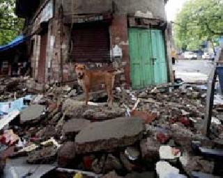 The death of the four home collapses | घर कोसळून चौघांचा मृत्यू