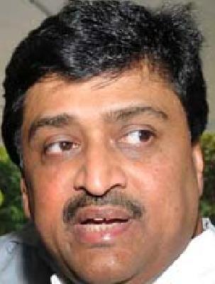 Show cause notice to Ashok Chavan in paid news case | पेड न्यूजप्रकरणी अशोक चव्हाणांना कारणे दाखवा नोटीस