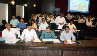 Review of the scarcity of Guardian Minister | पालकमंत्र्यांकडून टंचाईचा आढावा