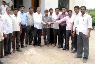 Poor students help in the field of education | लोकवर्गणीतून गरीब विद्यार्थ्यास मदत Poor students help in the field of education | लोकवर्गणीतून गरीब विद्यार्थ्यास मदत