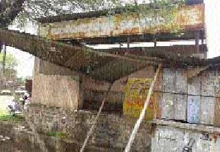 Bashabanbe abundant; Shelter | बसथांबे मुबलक; निवाऱ्यांची वानवा Bashabanbe abundant; Shelter | बसथांबे मुबलक; निवाऱ्यांची वानवा