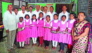 Allotment of Literary Literature in Alai Vidyalay, Nampur | नामपूरच्या अलई विद्यालयात शालेपयोगी साहित्याचे वाटप