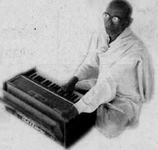 Phoenix folk hunter! | लोककलावंताची फिनिक्स भरारी!