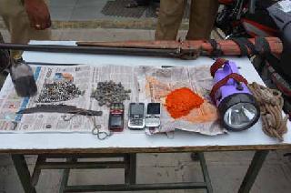 The gang of Atal dacoits with the help of villagers | गावकर्यांच्या मदतीने अट्टल दरोडेखोरांची टोळी गजाआड The gang of Atal dacoits with the help of villagers | गावकर्यांच्या मदतीने अट्टल दरोडेखोरांची टोळी गजाआड