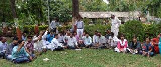 Movement of Revenue employees stops movement | महसूल कर्मचाऱ्यांचे लेखणी बंद आंदोलन