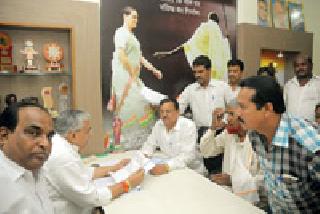 In the east, Chaturvedi has a contestant's queue in the middle of the competition | पूर्वमध्ये चतुर्वेदींना स्पर्धा मध्यमध्ये दावेदारांची रांग