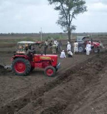 The lumps also burst, the kharif season threatens | ढेकूळही फुटेना, खरीप हंगाम धोक्यात