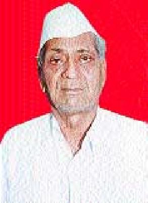 Wreaths mourning villagers pay homage to Vahili Mughal | मौजे सुकेणे ग्रामस्थांनी वाहिली मोगल यांना श्रद्धांजली