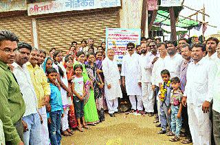 Like the roads of Chakacha in the village of Khedgaon | जणू खेडेगावच असलेल्या राजनगरात चकाचक रस्ता Like the roads of Chakacha in the village of Khedgaon | जणू खेडेगावच असलेल्या राजनगरात चकाचक रस्ता