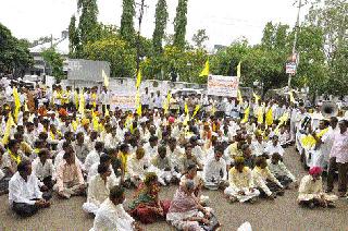 Morcha, agitation organized by District Collector | मोर्चा, आंदोलनाने जिल्हा दणाणला