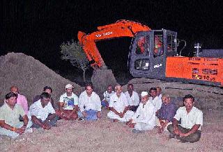 ... And the attempt to farmland overnight is in vain | ...अन् रात्रीतून शेततळे करण्याचा प्रयत्न फसला