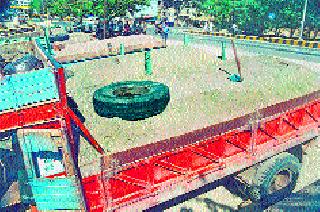 Burning five boats destroyed | पाच बोटी जाळून केल्या नष्ट Burning five boats destroyed | पाच बोटी जाळून केल्या नष्ट