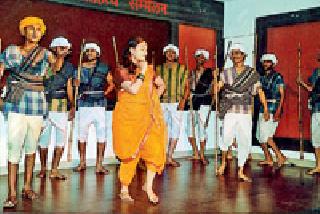 Dhangar society painting plays painting | धनगर समाजाची वेदना मांडणारे नाट्य रंगले