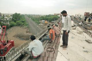 The Manakpur railway bridge will open from August to August | मानकापूर रेल्वे उड्डाणपूल आॅगस्टपासून खुला
