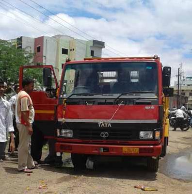 Furious Tippar crushed the child | भरधाव टिप्परने मुलाला चिरडले