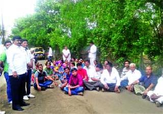 Stop the road to Ambikanagar against the corporator | नगरसेवकाविरोधात अंबिकानगरला रास्ता रोको