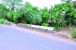 The bridge of Adgaon is in drought | आडगाव येथील पुलाची दुरवस्था