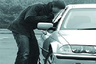 Challenge in front of vehicle dealers | वाहनचोरांचे पोलिसांसमोर आव्हान