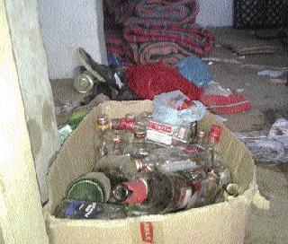 Dinner bottles in the hostel ..! | वसतिगृहात दारूच्या बाटल्या..!