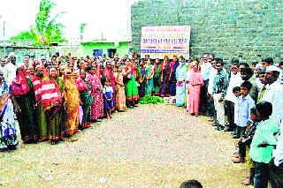 Savitri's stock filled the eighth day market | सावित्रीच्या लेकींनी भरविला आठवडी बाजार Savitri's stock filled the eighth day market | सावित्रीच्या लेकींनी भरविला आठवडी बाजार