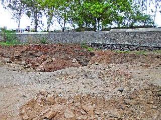 Again, soil fertility continues in Malegaavi seasonal river bed | मालेगावी मोसम नदीपात्रात पुन्हा माती उपसा सुरू