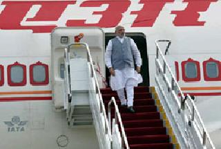 'That' was behind the plane of Modi's plane | 'त्या' विमानाच्या मागे होते मोदींचे विमान