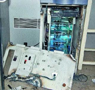 Searcher's courageous thieves; Lamp of Rs 20 lakhs | सिन्नरमध्ये धाडसी चोऱ्या; २० लाखांचा ऐवज लंपास Searcher's courageous thieves; Lamp of Rs 20 lakhs | सिन्नरमध्ये धाडसी चोऱ्या; २० लाखांचा ऐवज लंपास