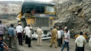 Dumpers hit Sumo; Three killed | डम्परची सुमोला धडक; तिघे ठार